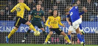 Youri Tielemans calcia verso la porta dell'Arsenal!