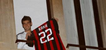 Kakà mostra ai tifosi la sua maglia del Milan!