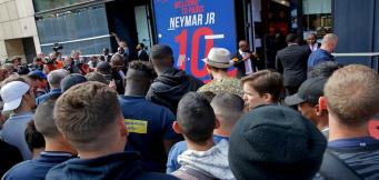I tifosi del PSG in attesa di Neymar!