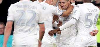 Pablo Hernandez festeggia un gol con i compagni del Leeds!