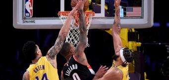 Il centro dei Portland Trail Blazers, Damian Lillard, schiaccia contro i Lakers!