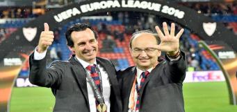 Unai Emery ed il Presidente Jose Castro Carmona festeggiano l'Europa League 2016!