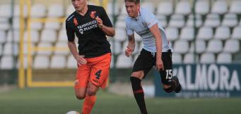 Davide De Marino (Pro Vercelli, maglia bianca) all'inseguimento di Francesco Cerretelli durante Pro Vercelli-Pistoiese 1-0