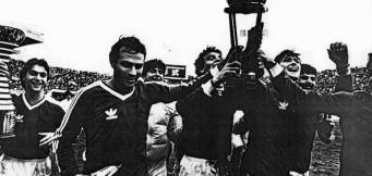 I calciatori juventini con la Coppa Intercontinentale!