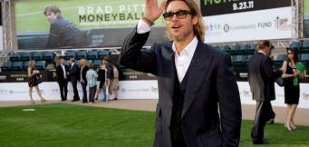 Brad Pitt in un campo da baseball! 
