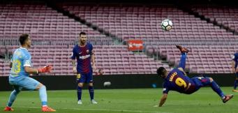 Una rovesciata di Suarez nel famoso incontro senza pubblico contro il Las Palmas