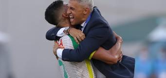 Crespo esulta dopo il primo titolo da tecnico