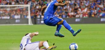 Lorenzo Insigne cerca di evitare un avversario