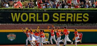 Una squadra giovanile di baseball