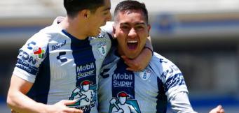 I giocatori dei Pumas festeggiano dopo un gol!