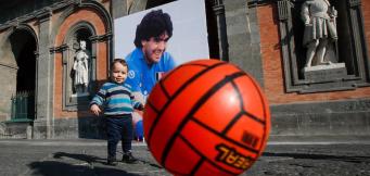 Un bambino con un pallone a Napoli