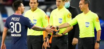 Messi saluta gli arbitri a fine partita