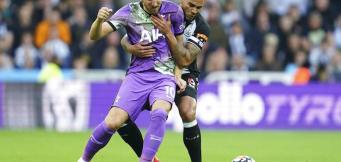 Il capitano Jamaal Lascelles cerca di contrastare Harry Kane