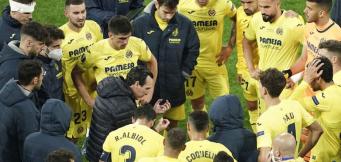 Il gruppo squadra del Villareal in attesa dei rigori a Danzica