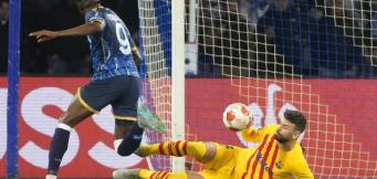 Osimhen cerca di superare Pique