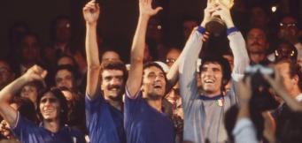 Il Capitano Dino Zoff alza la Coppa!
