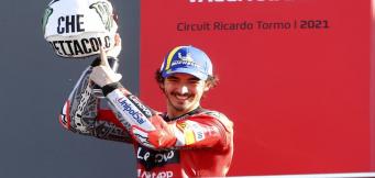 Pecco con un casco celebrativo!