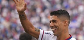 Suarez saluta il suo pubblico