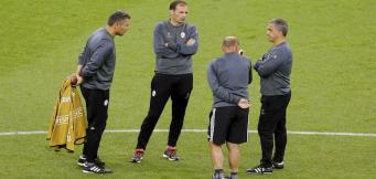 Allegri con il su staff, prima della finale di Champions