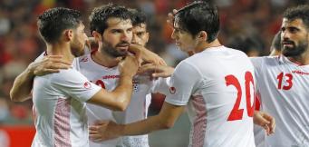 Un abbraccio tra i calciatori dell'Iran