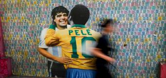 Un'immagine riprodotta di Pelè con Diego