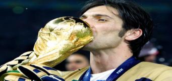 Buffon con la Coppa del Mondo
