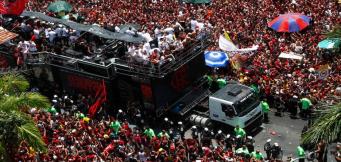 La folla festeggia il Flamengo