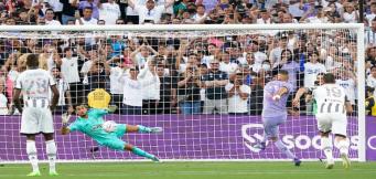 Mattia Perin prova ad ipnotizzare Benzema dal dischetto!