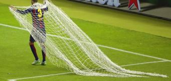 Gerard Piquè taglia la rete della finale di Champions!