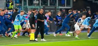 L'esultanza di Sarri con i suoi giocatori