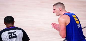 Jokic con un arbitro NBA