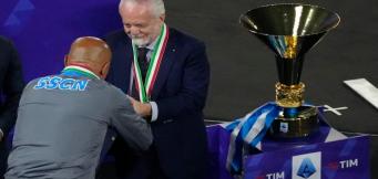 Luciano Spalletti con la medaglia per lo storico Scudetto 2023!