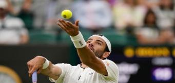 Matteo Berrettini al servizio