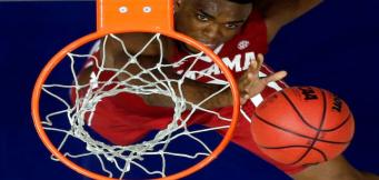 Retin Obasohan, con la canotta del suo college, l'Alabama