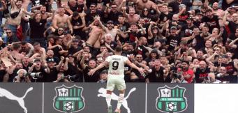 Giroud esulta davanti al settore ospiti dello stadio di Reggio Emilia