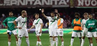Lo sconforto dei calciatori del Sassuolo al termine della partita di Salerno