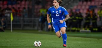 Cala in maglia azzurra