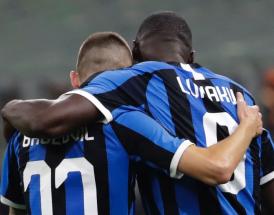 L'abbraccio tra i due marcatori del derby