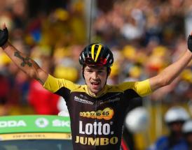 Lo sloveno Primoz Roglic esulta al traguardo