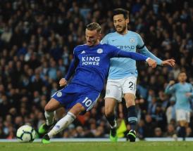David Silva in pressione su Maddison del Leicester