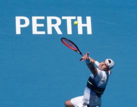 Lo statunitense John Isner al servizio!