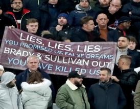 I tifosi del West Ham, inferociti con la dirigenza!