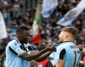 Caicedo esulta con Immobile sotto la Nord!