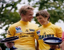 Maria Canins sul podio del Tour, accanto a Greg Lemond