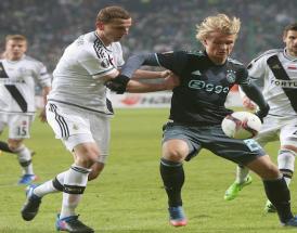 Adam Hlousek, a sinistra, e Lukasz Brozkasper contrastano Dolberg dell'Ajax