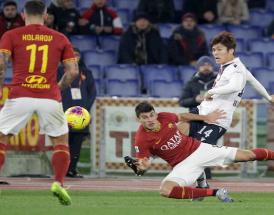 Nella foto, il back sponsor della Roma sulla maglia di Kolarov!