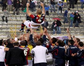 Di Vaio, festeggiato dai compagni al termine della stagione 2012!