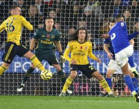 Youri Tielemans calcia verso la porta dell'Arsenal!