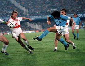 Maradona calcia verso la porta a Stoccarda!