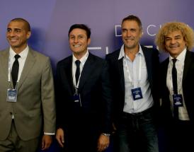 Una foto di gruppo al Conmebol Museum Hall! 